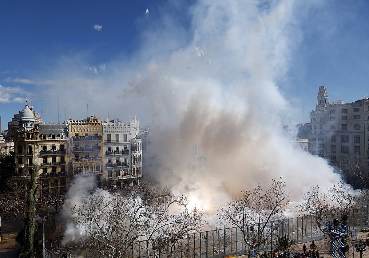 La Plaza del Ayuntamiento, durante una mascletà.