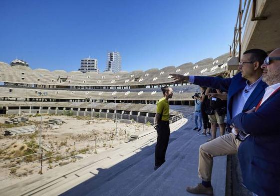 Dos periodistas observan el estado del nuevo Mestalla.