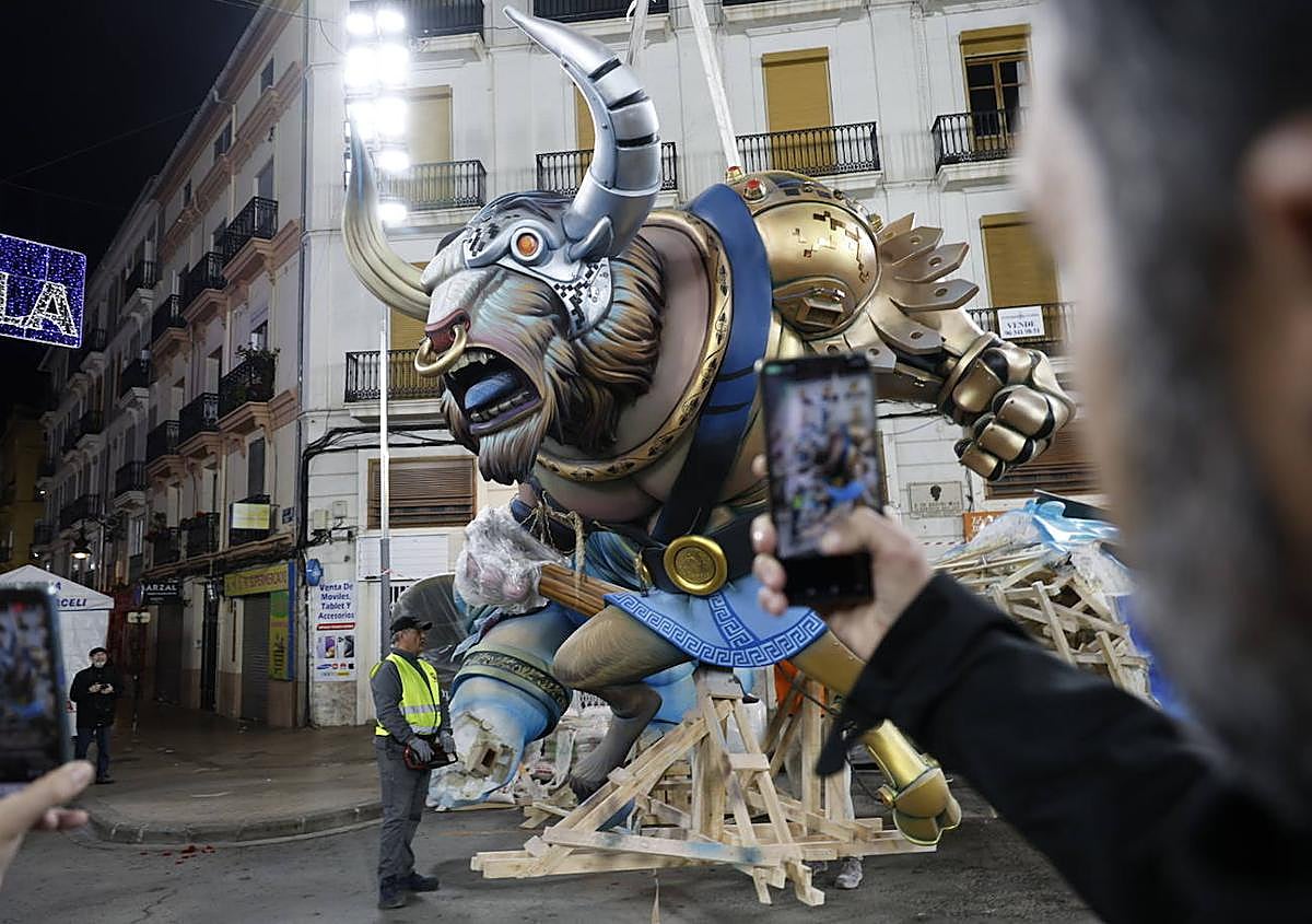 Imagen secundaria 1 - Los ninots de Almirante y Convento aterrizan en sus plazas