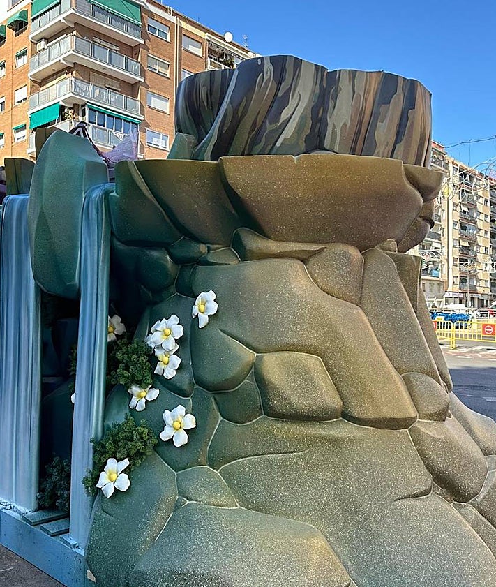 Imagen secundaria 2 - Los ninots de Almirante y Convento aterrizan en sus plazas