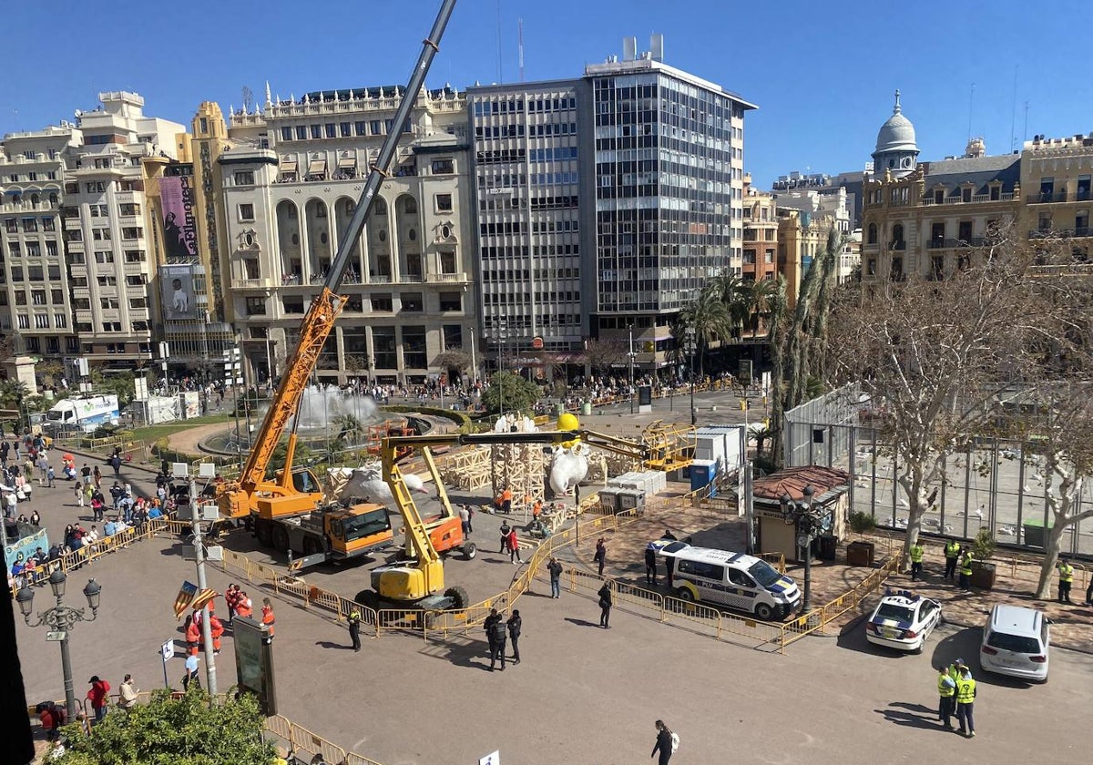 Plaza del Ayuntamiento, con el montaje de la falla municipal, antes del inicio de la mascletà.