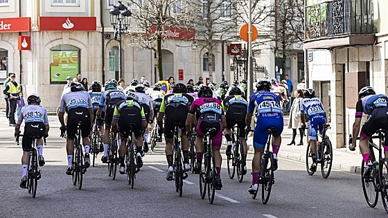 130 ciclistas abandonan una carrera en Alicante tras el aviso de un control antidoping