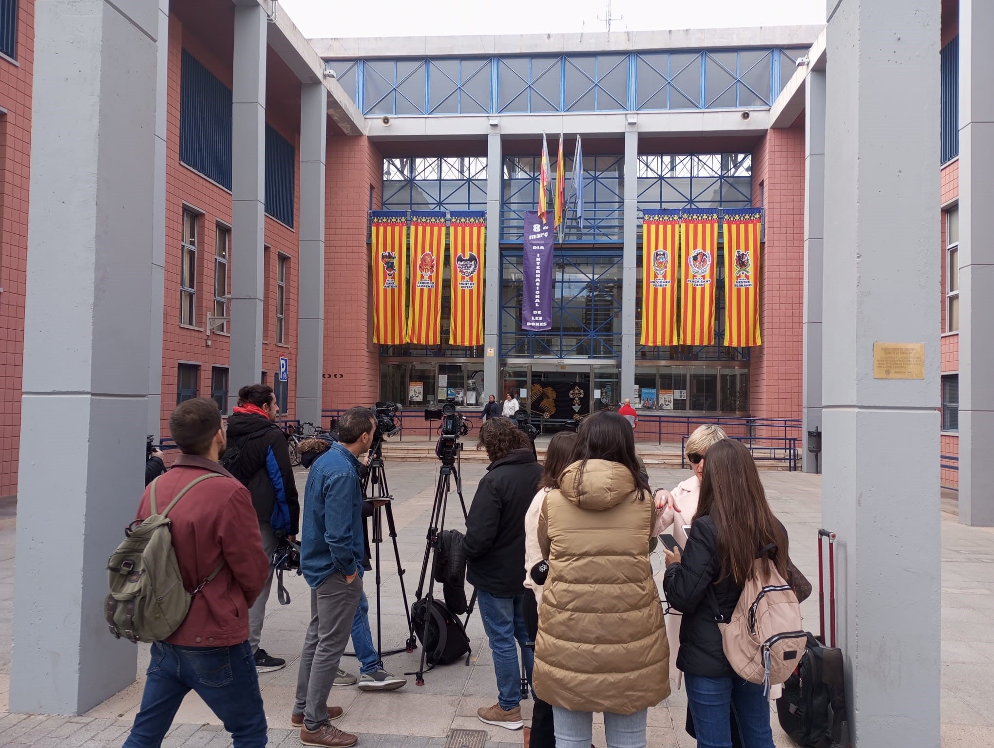 Periodistas, este viernes, presentes en el instituto en el que se produjo la agresión.