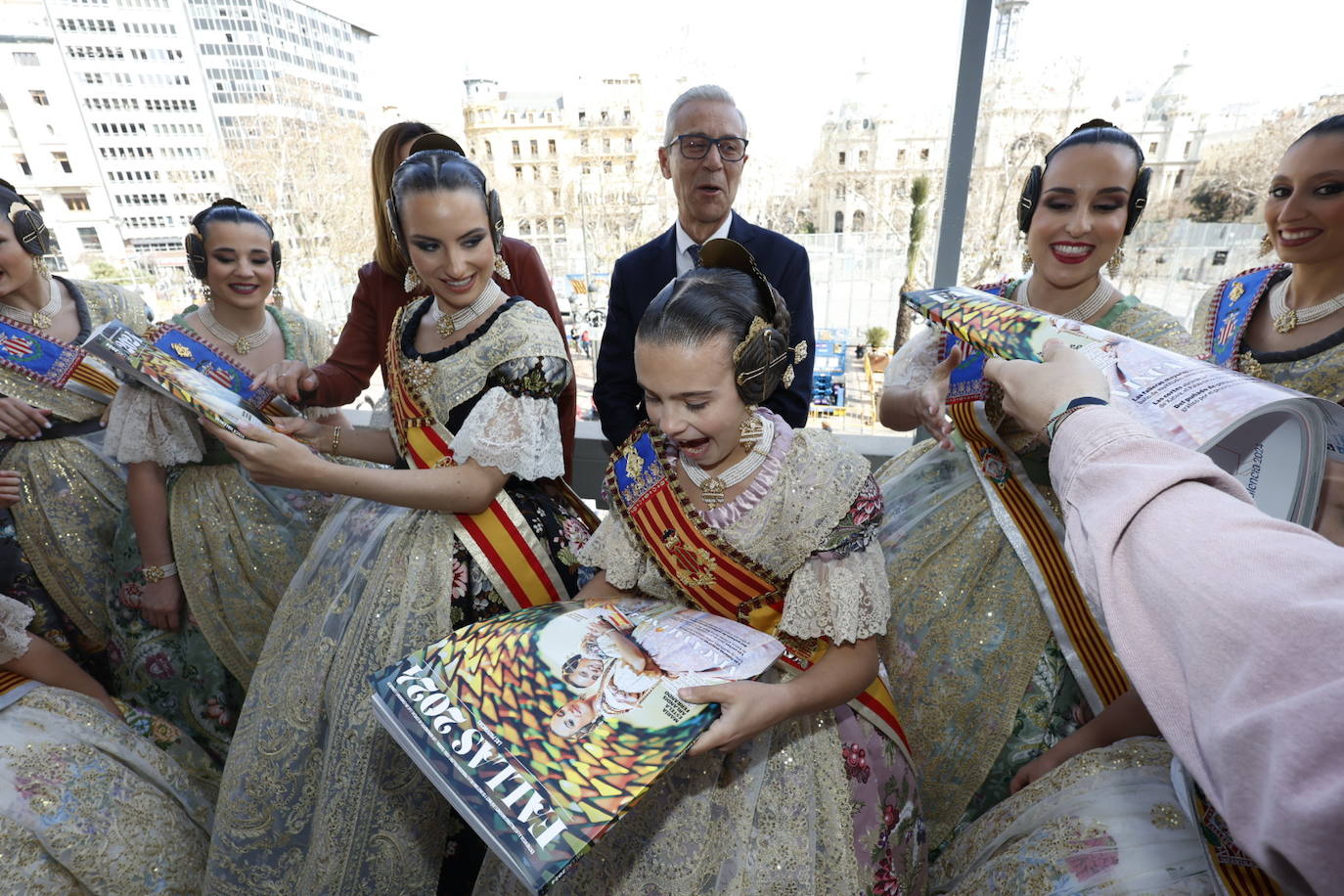 Fotos de la entrega del suplemento fallero de LAS PROVINCIAS en el balcón del Ayuntamiento de Valencia