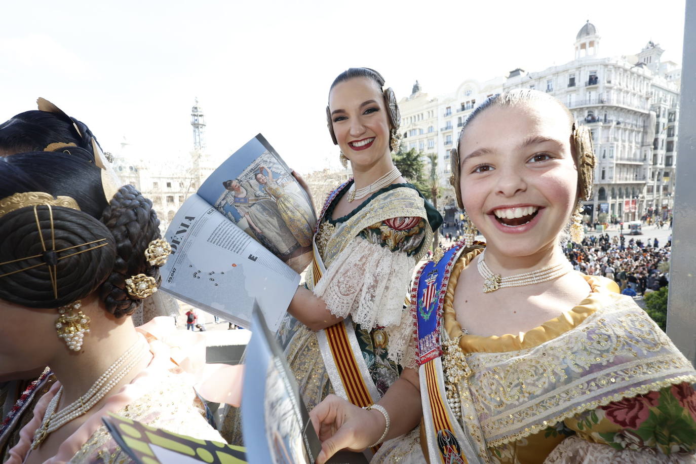 Fotos de la entrega del suplemento fallero de LAS PROVINCIAS en el balcón del Ayuntamiento de Valencia