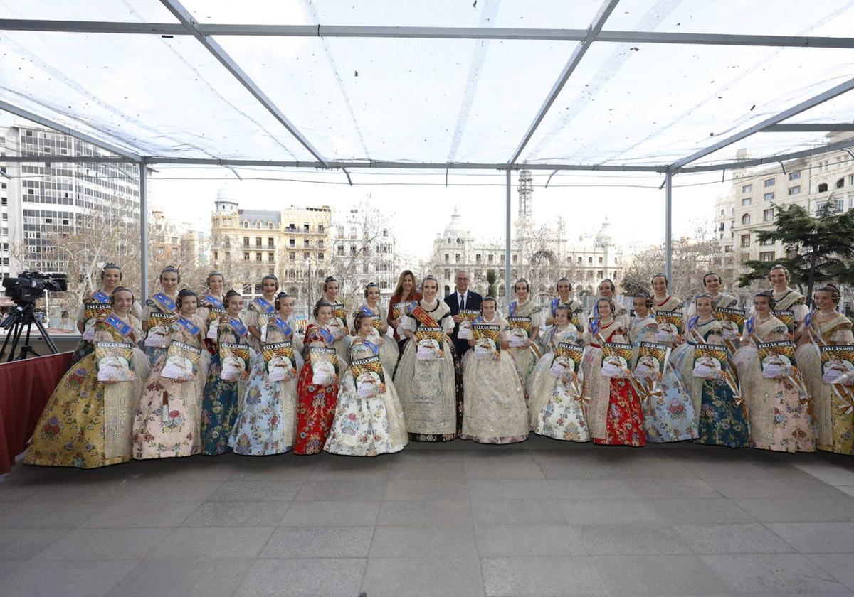 Fotos de la entrega del suplemento fallero de LAS PROVINCIAS en el balcón del Ayuntamiento de Valencia