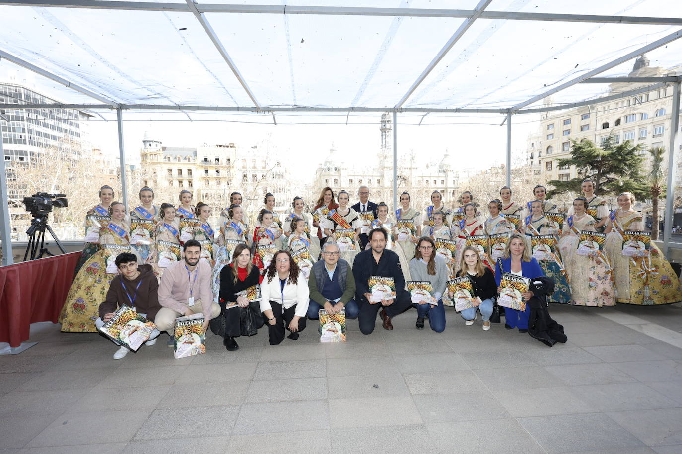 Fotos de la entrega del suplemento fallero de LAS PROVINCIAS en el balcón del Ayuntamiento de Valencia