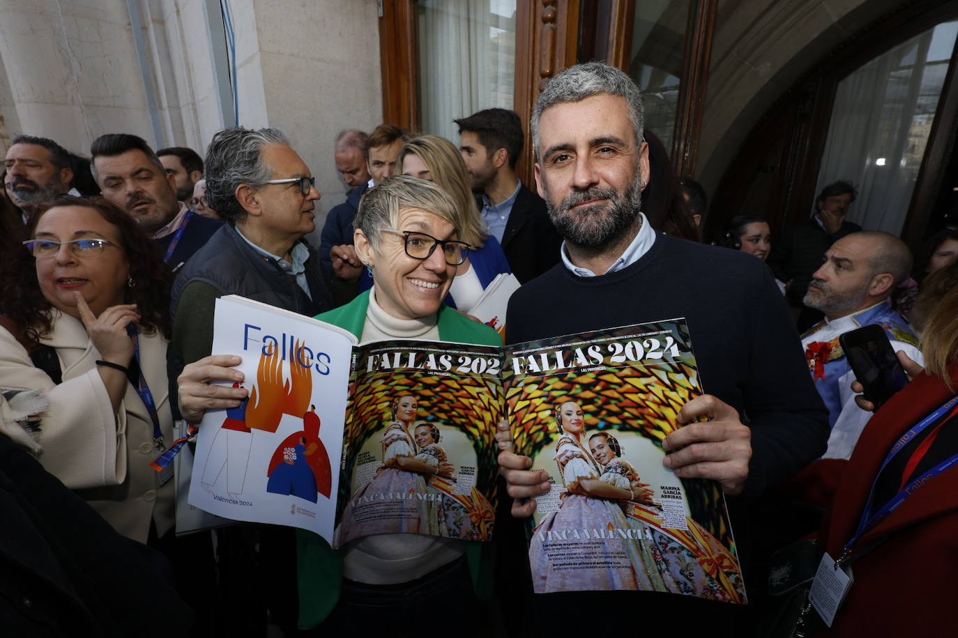 Fotos de la entrega del suplemento fallero de LAS PROVINCIAS en el balcón del Ayuntamiento de Valencia