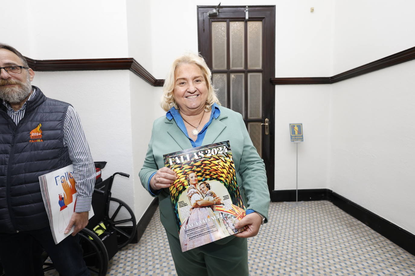 Fotos de la entrega del suplemento fallero de LAS PROVINCIAS en el balcón del Ayuntamiento de Valencia