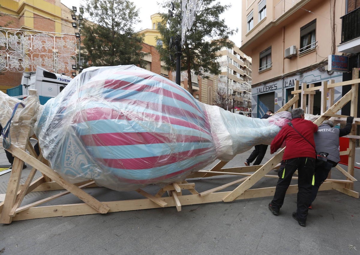 Imagen secundaria 1 - Llegada de piezas de la falla Cuba y bicicleta que molestaba para el montaje de la falla.