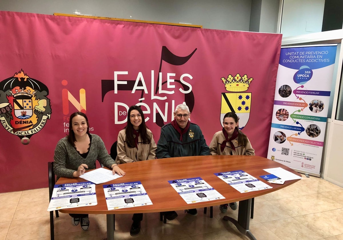 Melani Ivars con las falleras mayores y el presidente de la JLF.