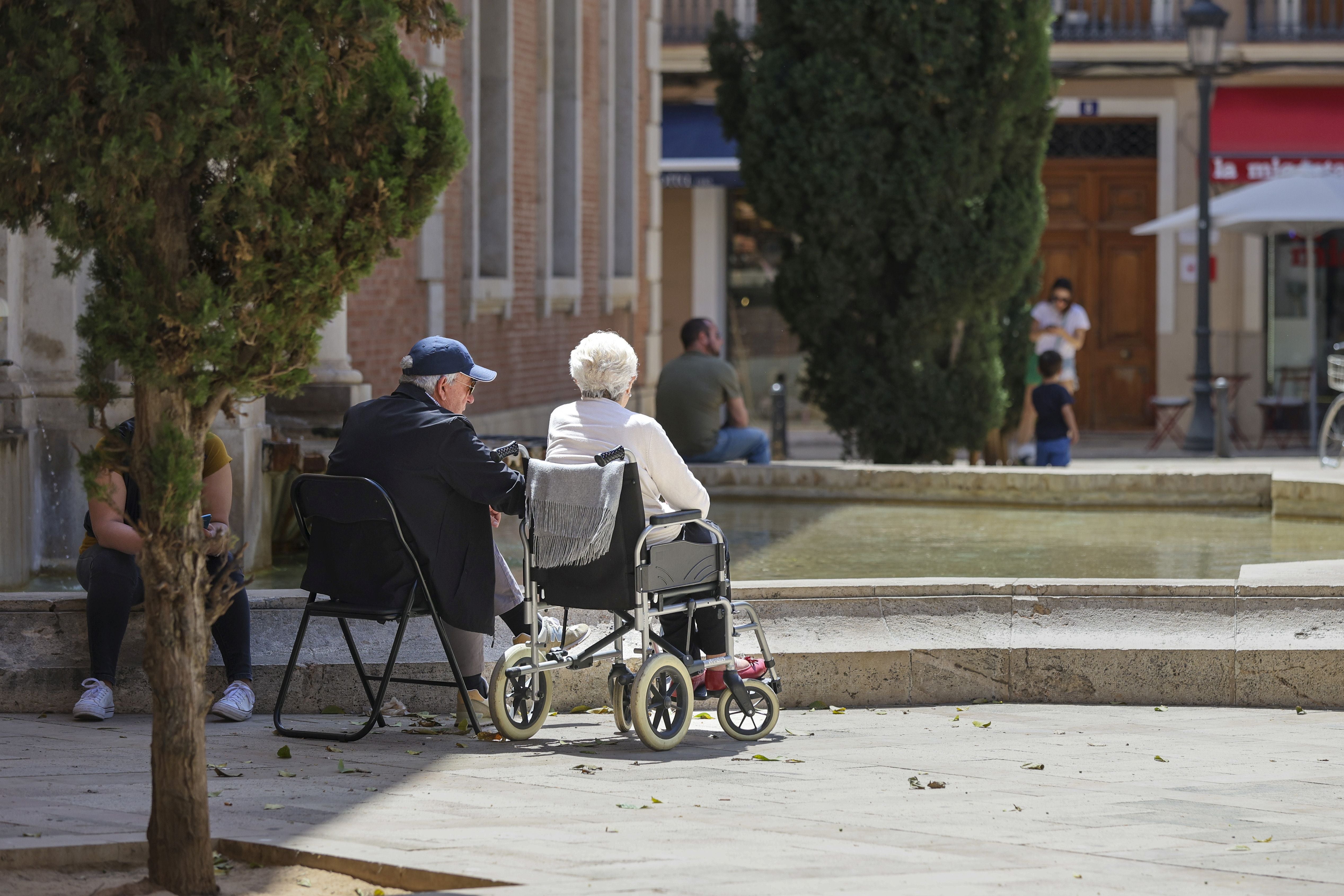 Dos pensionistas en la Plaza del Patriarca de Valencia.