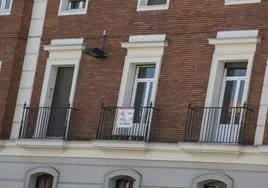 Cartel que anuncia la venta de un piso en un edificio de viviendas .