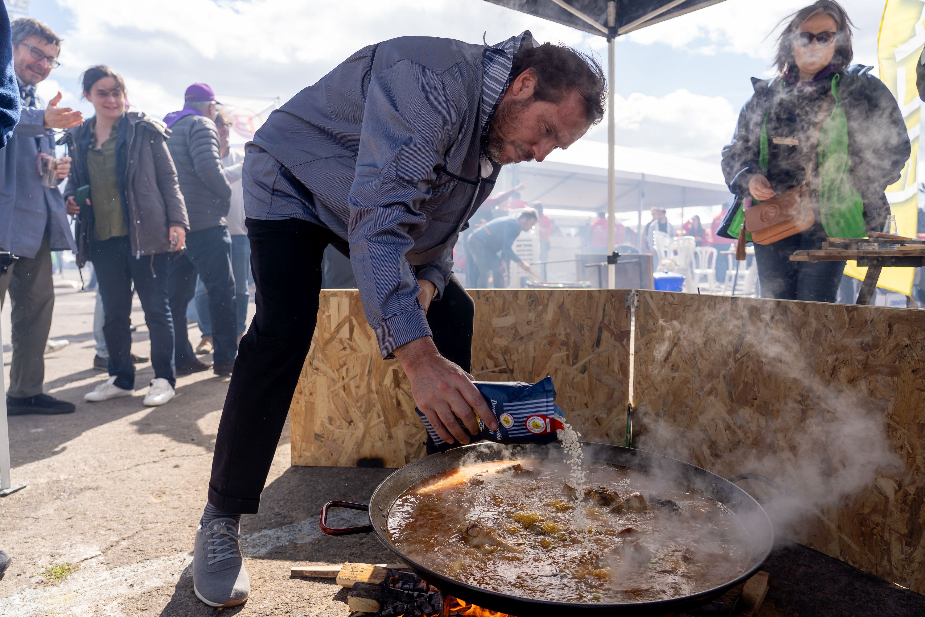 Óscar Puente, haciendo una paella