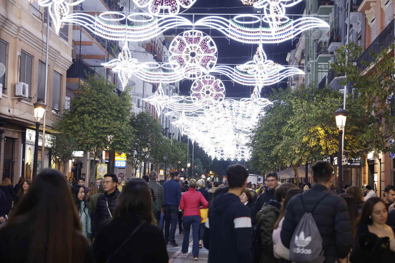 Encendido de luces en la Falla Sueca Literato Azorín