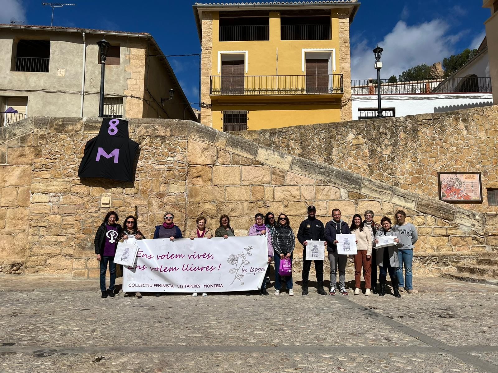 Imagen secundaria 2 - Arriba, las mujeres protagonsitas de la campaña de La Llosa de Ranes, con la alcaldesa. Sobre estas líneas, concentraciones de Canals y Montesa.