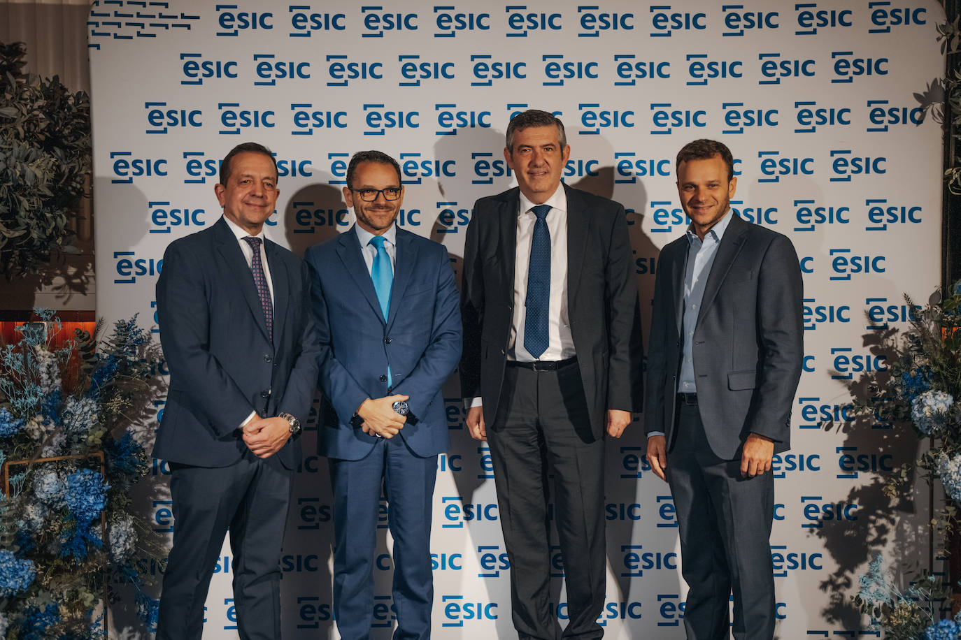 Felipe Llano, de ESIC; Raul Royo, CEO de RoyoGroup y jurado; Agustín Carrilero; y acompañante.