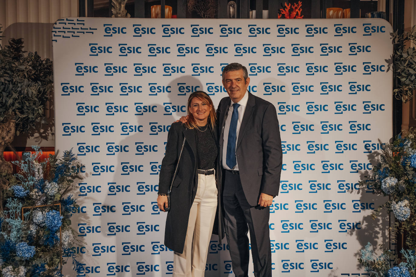 Elena de la Llave, de YsabelMora; junto a Agustín Carrilero de ESIC