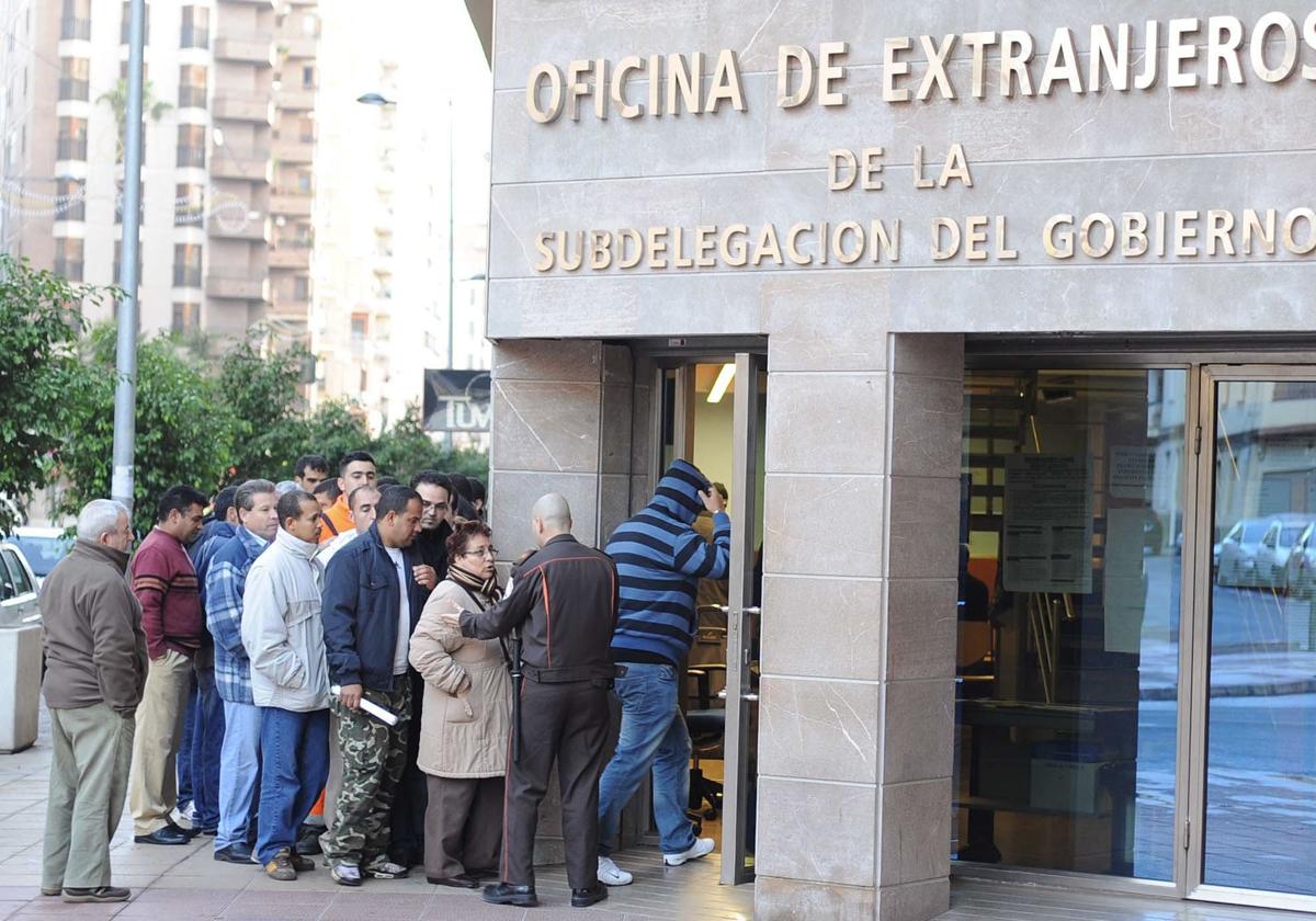 Colas en una oficina de extranjería de Castellón.