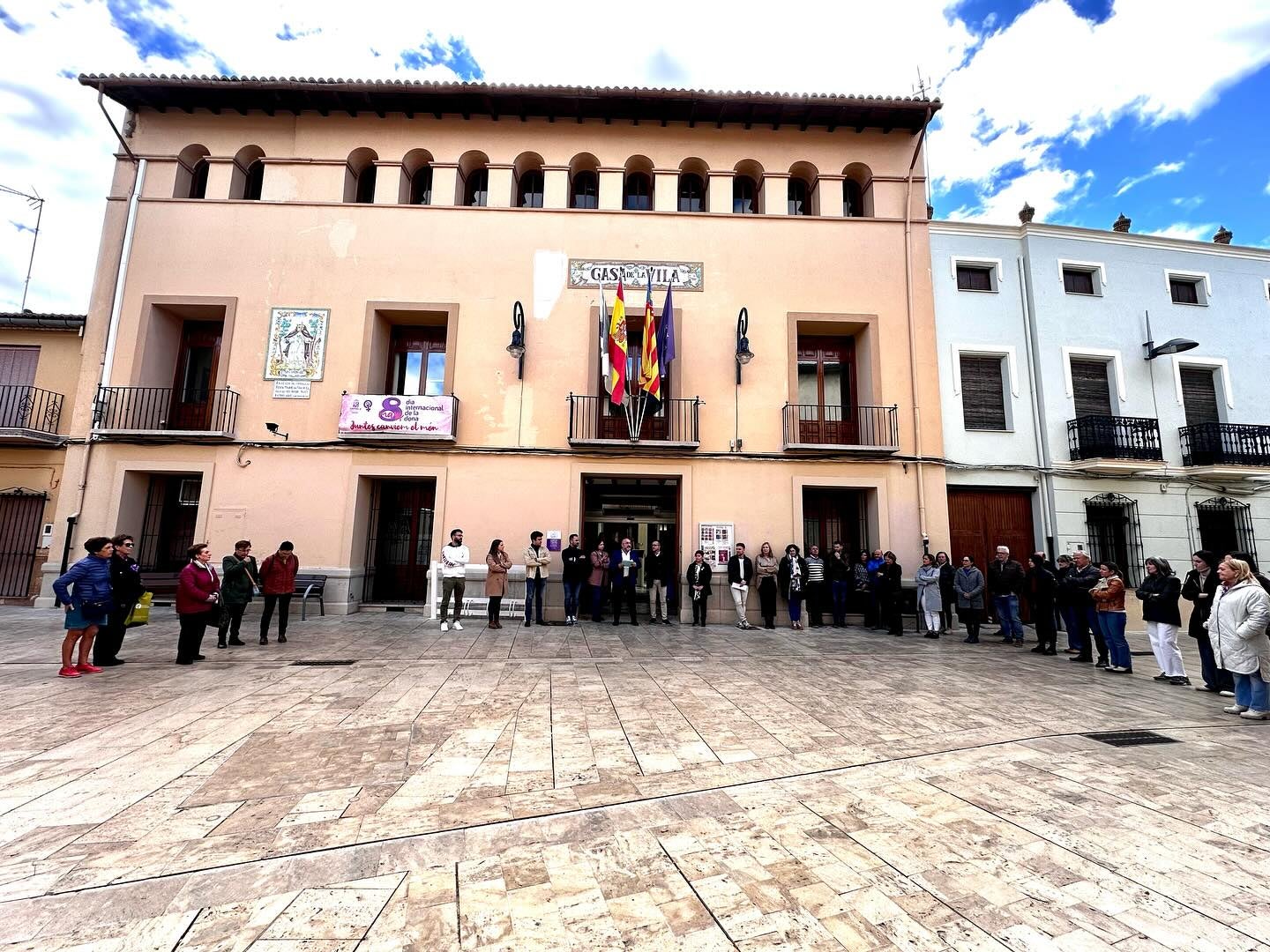 Imagen secundaria 1 - Arriba, las mujeres protagonsitas de la campaña de La Llosa de Ranes, con la alcaldesa. Sobre estas líneas, concentraciones de Canals y Montesa.