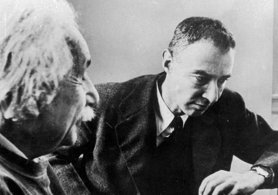 Robert Oppenheimer dialoga con Albert Einstein en 1947.