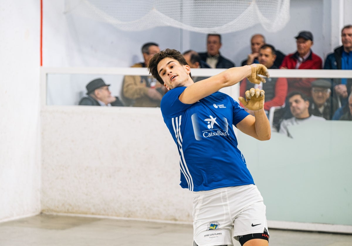 Vicent, en acción durante la Lliga de raspall.