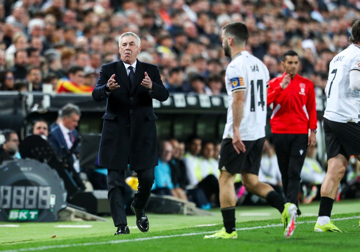 Ancelotti, en Mestalla, ante José Gayà.