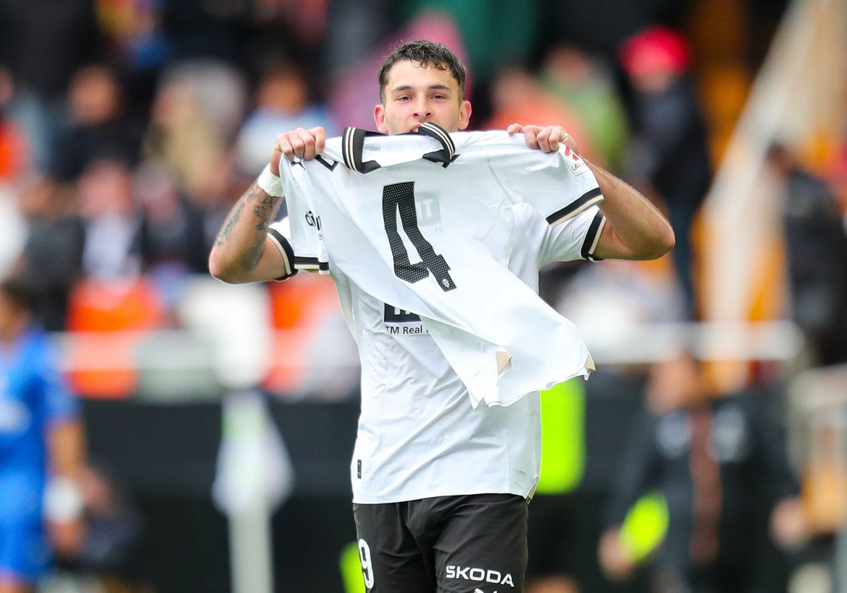 Hugo Duro muestra la camiseta de Diakhaby tras su gol ante el Getafe.