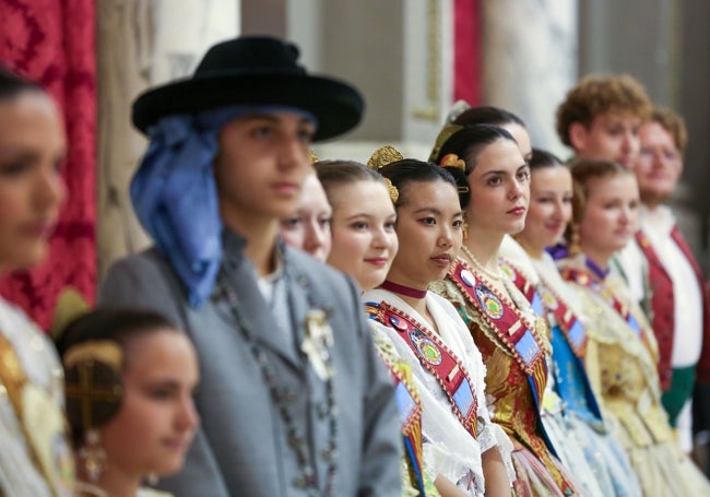 Las falleras extranjeras posan en una foto tras la recepción.