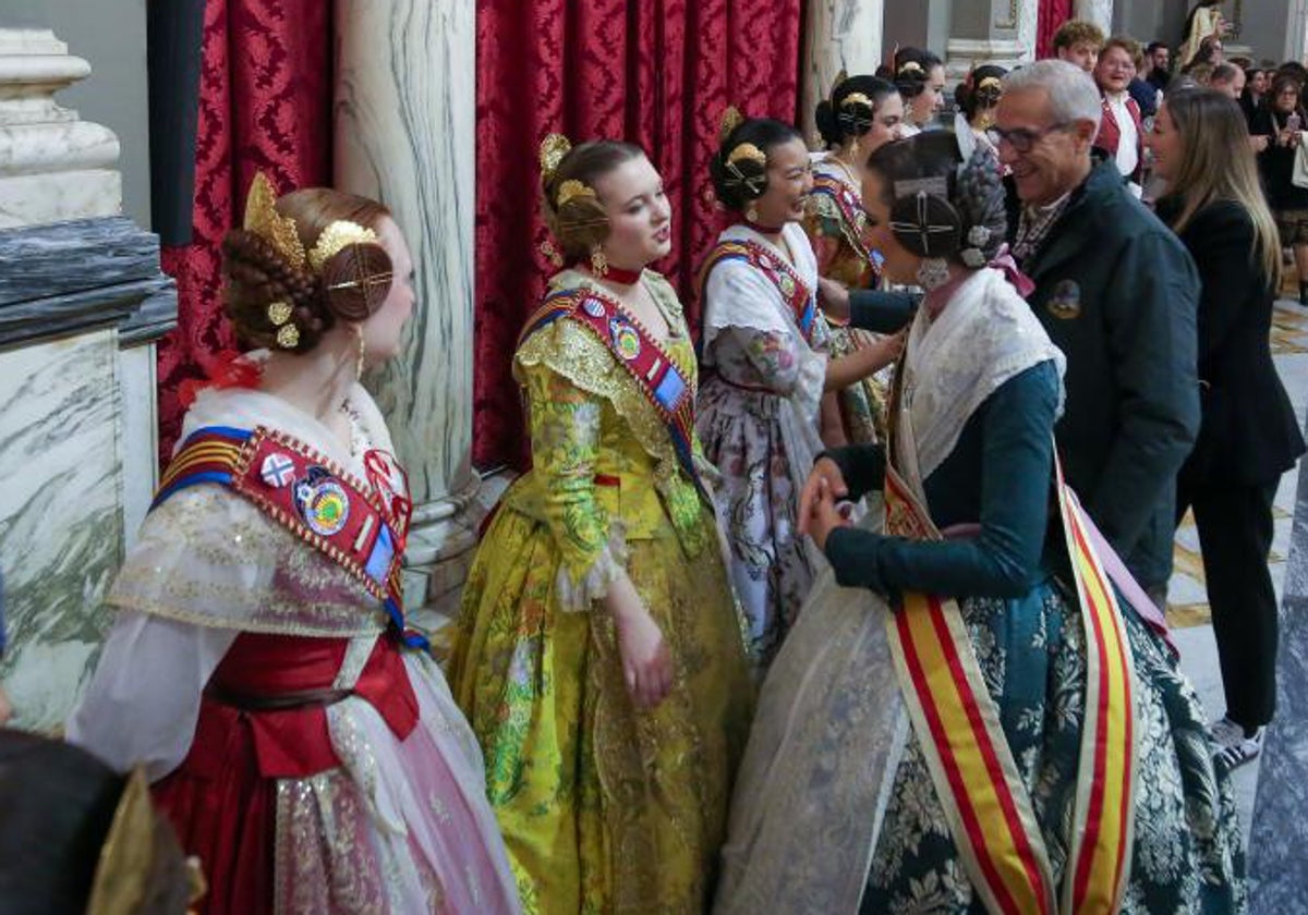 Un momento de la recepción en el Salón de Cristal del Ayuntamiento.