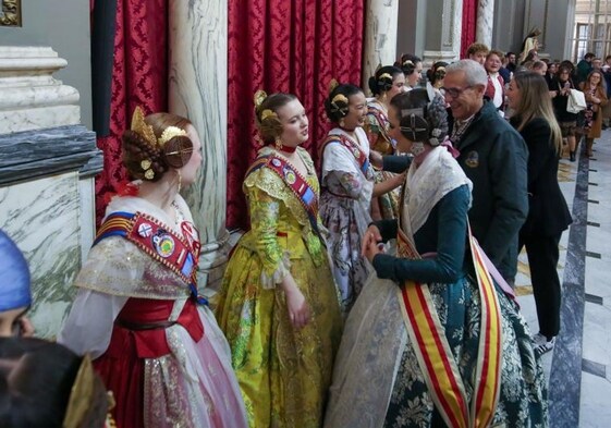 Un momento de la recepción en el Salón de Cristal del Ayuntamiento.