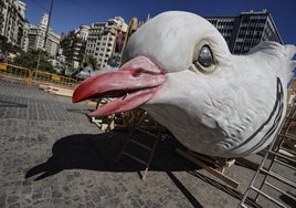 Una de las palomas de la falla municipal, antes de ser izada hace unos días.