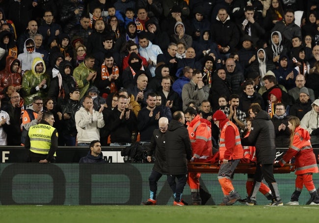 Diakhaby, sacado en camilla ante los aplausos cariñosos de Mestalla.