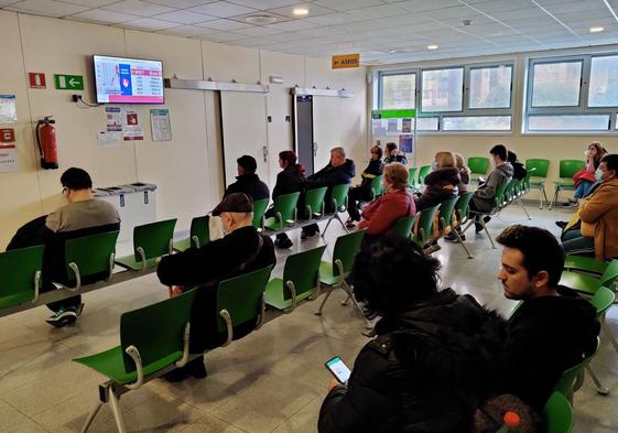 Varios pacientes esperan en la sala de espera de un hospital en una imagen de archivo.