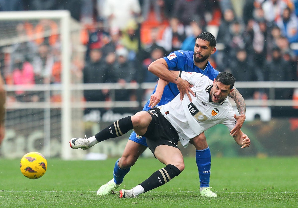 Alderete y Yaremchuk, en el encuentro del sábado en Mestalla.