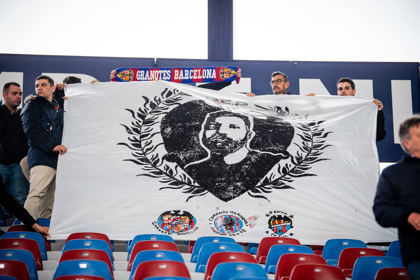 Homenaje del Levante UD a la familia granota fallecida en Campanar