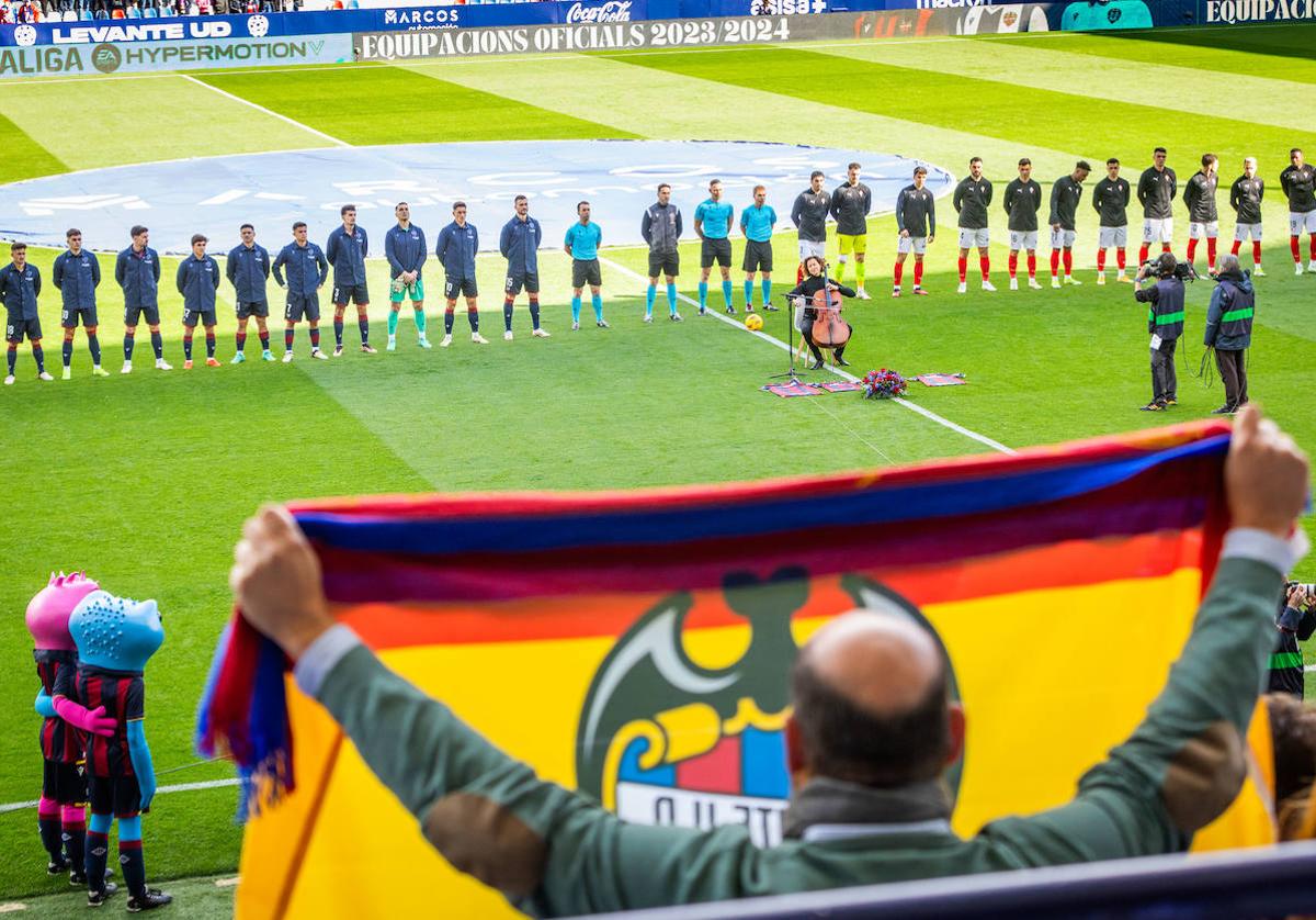 Homenaje del Levante UD a la familia granota fallecida en Campanar