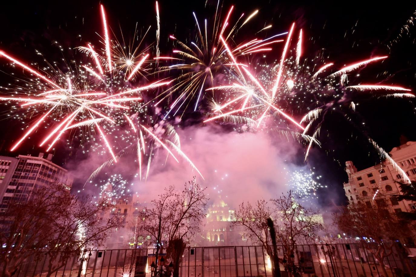 Así ha sido el espectáculo de Pirotecnia Valenciana este domingo en la plaza del Ayuntamiento