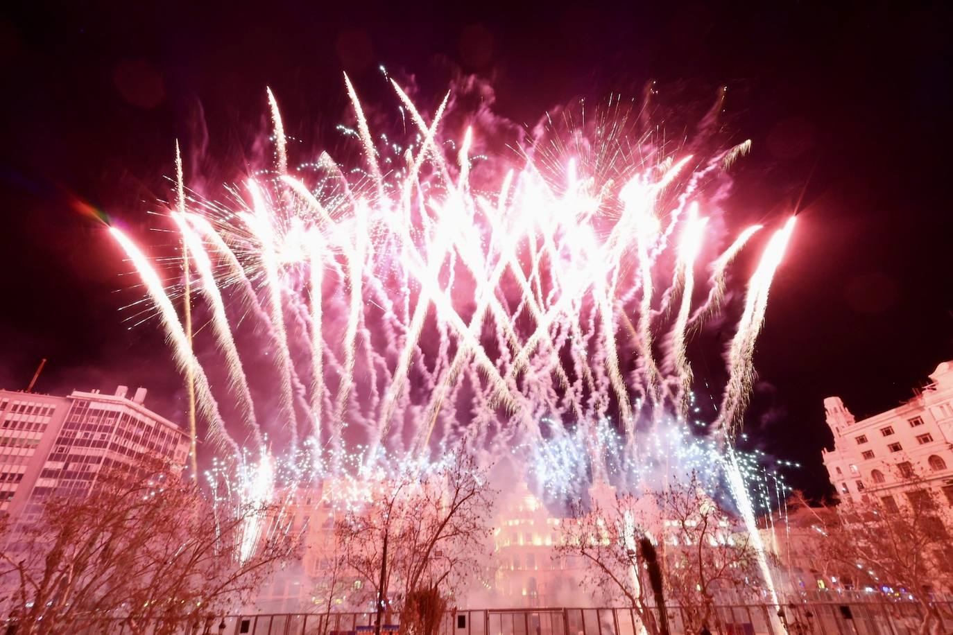 Así ha sido el espectáculo de Pirotecnia Valenciana este domingo en la plaza del Ayuntamiento