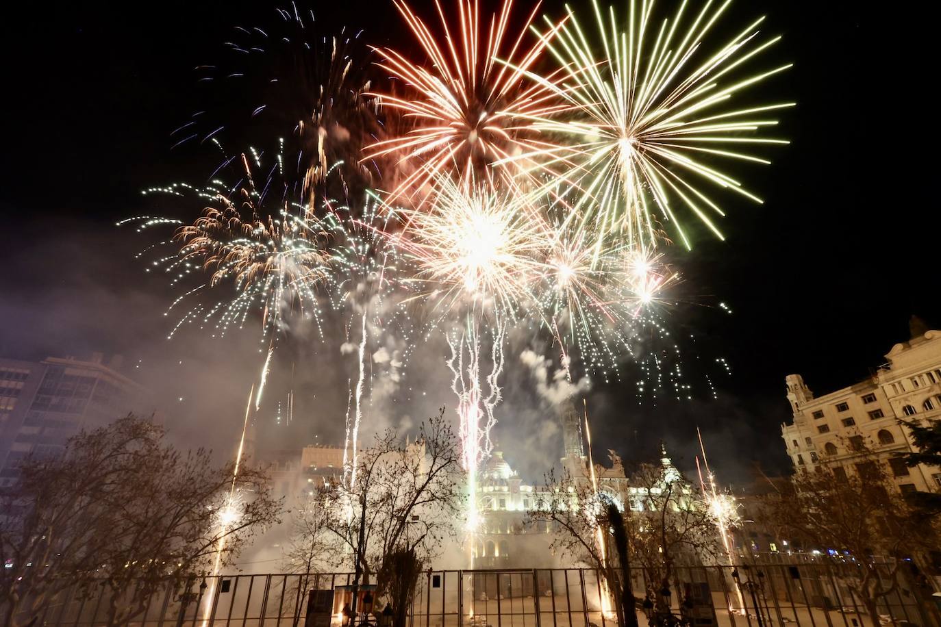 Así ha sido el espectáculo de Pirotecnia Valenciana este domingo en la plaza del Ayuntamiento