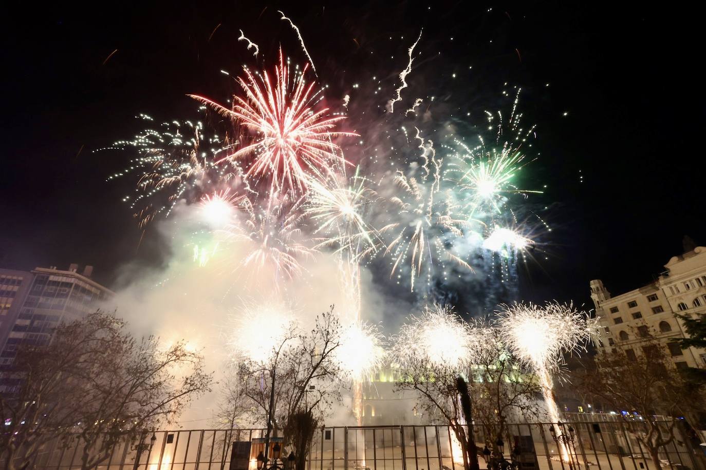 Así ha sido el espectáculo de Pirotecnia Valenciana este domingo en la plaza del Ayuntamiento