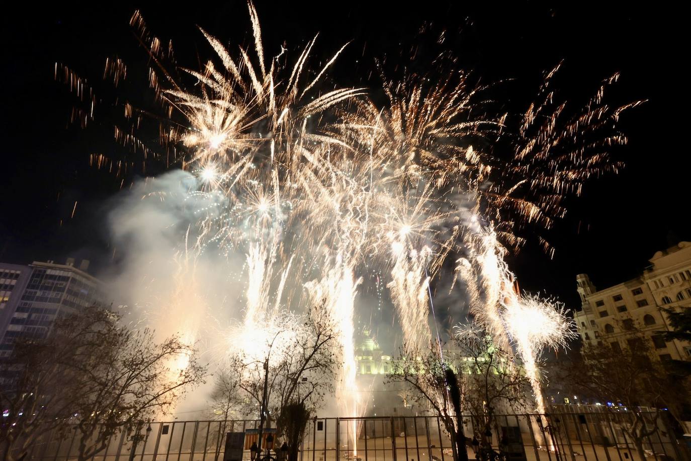 Así ha sido el espectáculo de Pirotecnia Valenciana este domingo en la plaza del Ayuntamiento