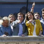 Políticos, deportistas y los familiares de un famoso cantante, los protagonistas este domingo en el balcón del Ayuntamiento