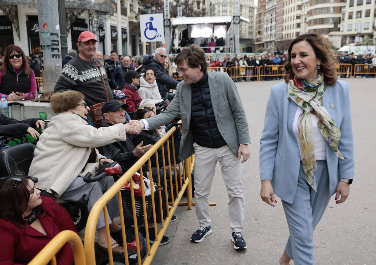 Imagen secundaria 1 - Almeida:«En Madrid tenemos los brazos abiertos a las Fallas»