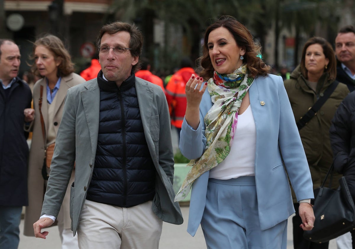 María José Catalá, junto a Almeida, alcalde de Madrid, este domingo.