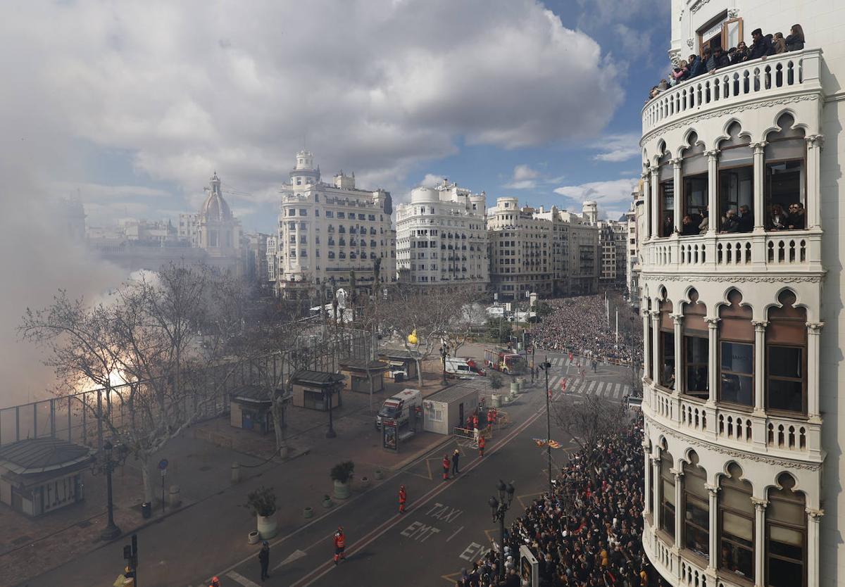 Vista de la plaza del Ayuntamiento este domingo, 10 de marzo, durante la mascletà de pirotecnia Alpujarreña.