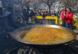 La fallera mayor de la comisión fotografía la paella gigante.