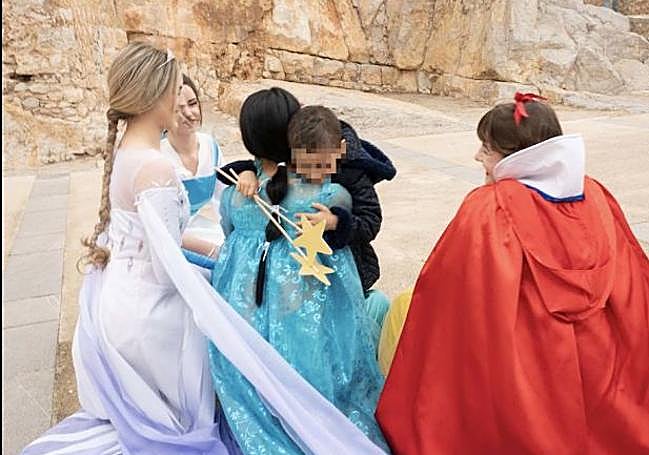 La pequeña abraza a las princesas en el castillo de Peñíscola.