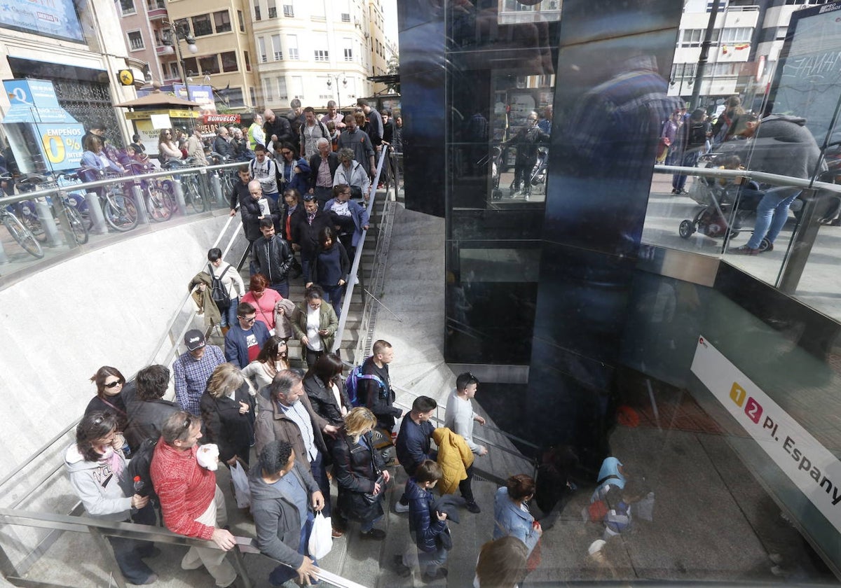 Decenas de personas entran a la estación de metro de Plaza de España.