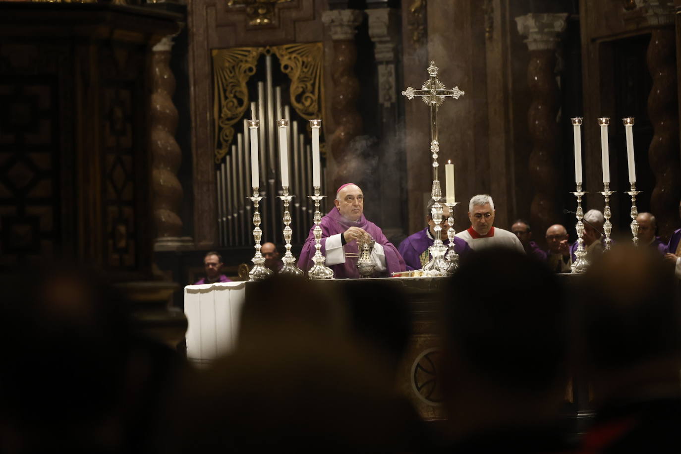 Valencia celebra una misa por las víctimas del incendio de Campanar